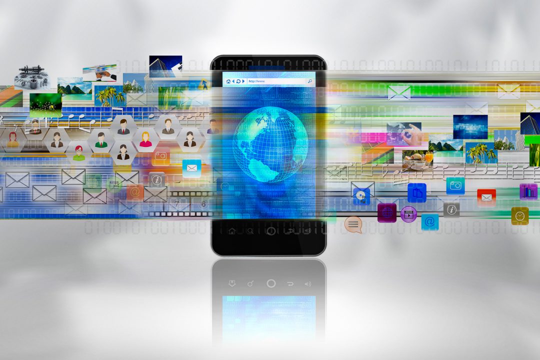 Smartphone mit vielen Social Media Icons und Bildern im Hintergrund