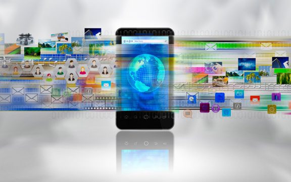 Smartphone mit vielen Social Media Icons und Bildern im Hintergrund