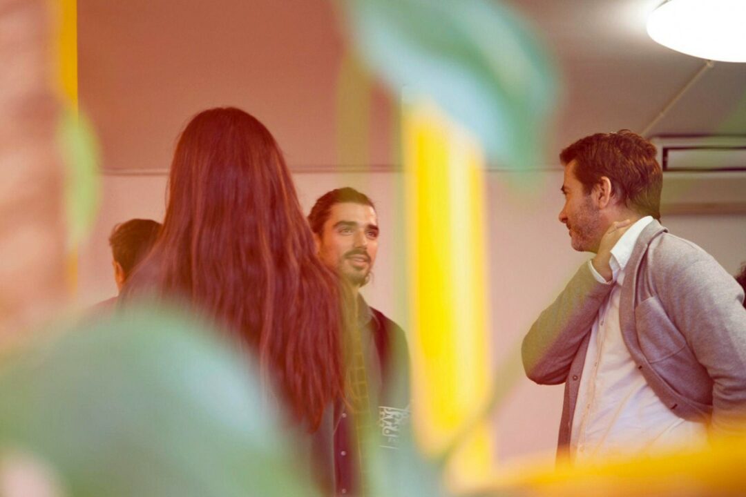 Geschäftsleute beim Networking-Event