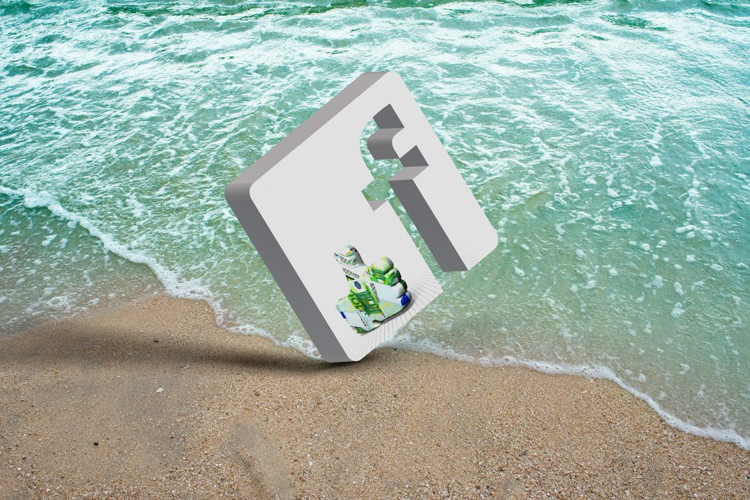 Facebook Icon in weiß auf einem Strand