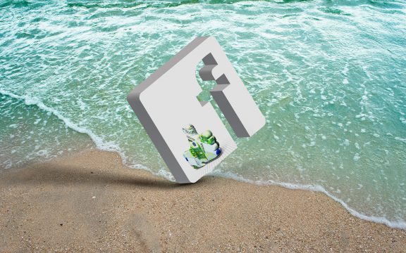 Facebook Icon in weiß auf einem Strand