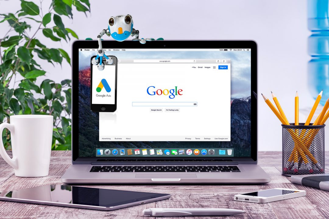 Frosch sitzt auf Notebook und hält Smartphone mit Google Ads Logo