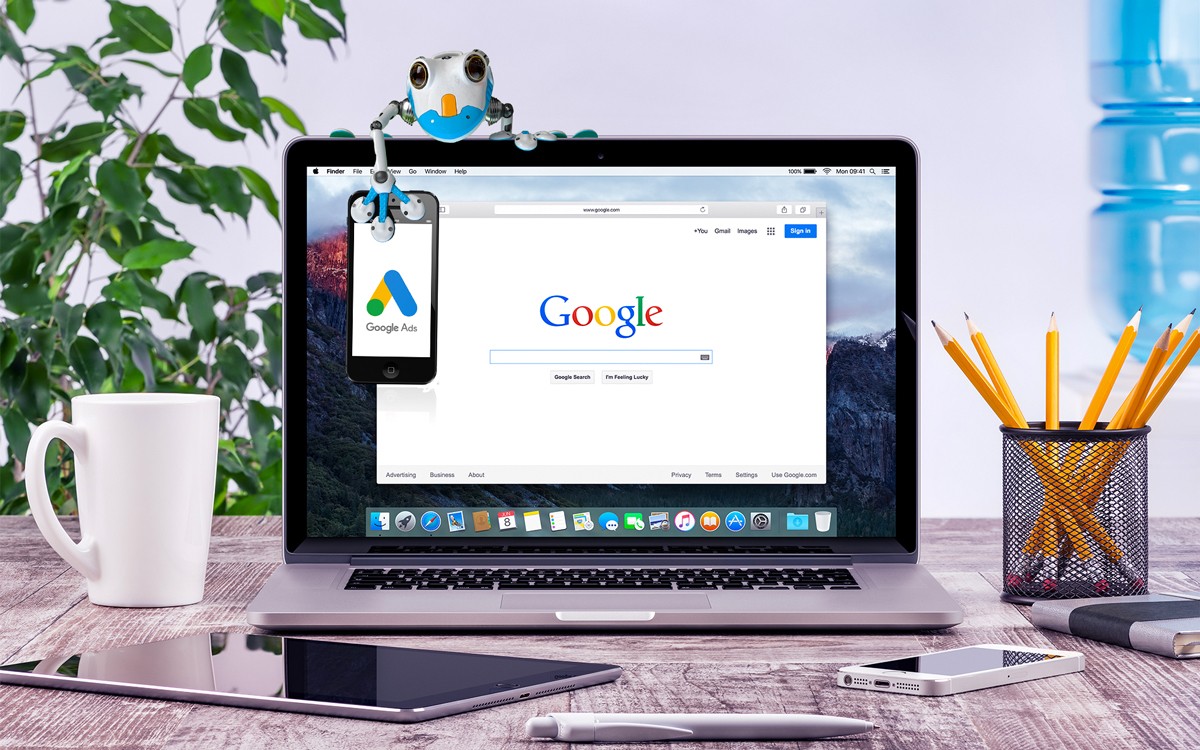 Frosch sitzt auf Notebook und hält Smartphone mit Google Ads Logo