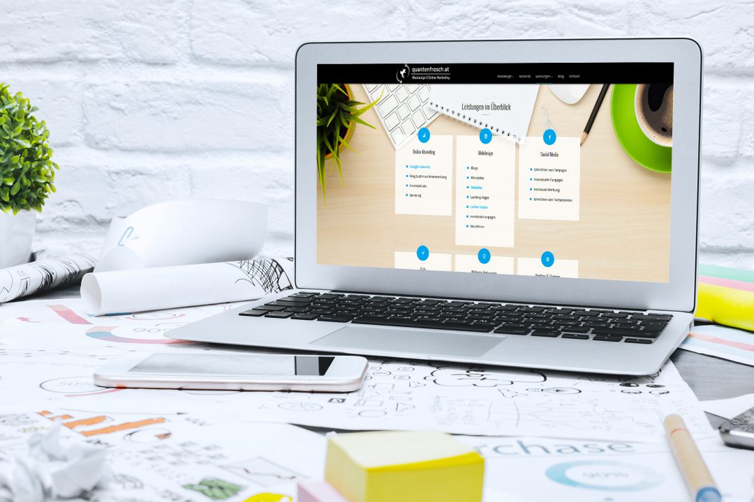 Professionelles Webdesign Notebook mit geöffneter Webpage Webdesign Services