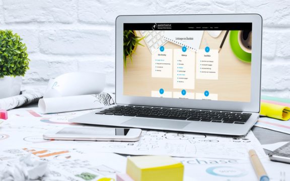 Professionelles Webdesign Notebook mit geöffneter Webpage Webdesign Services