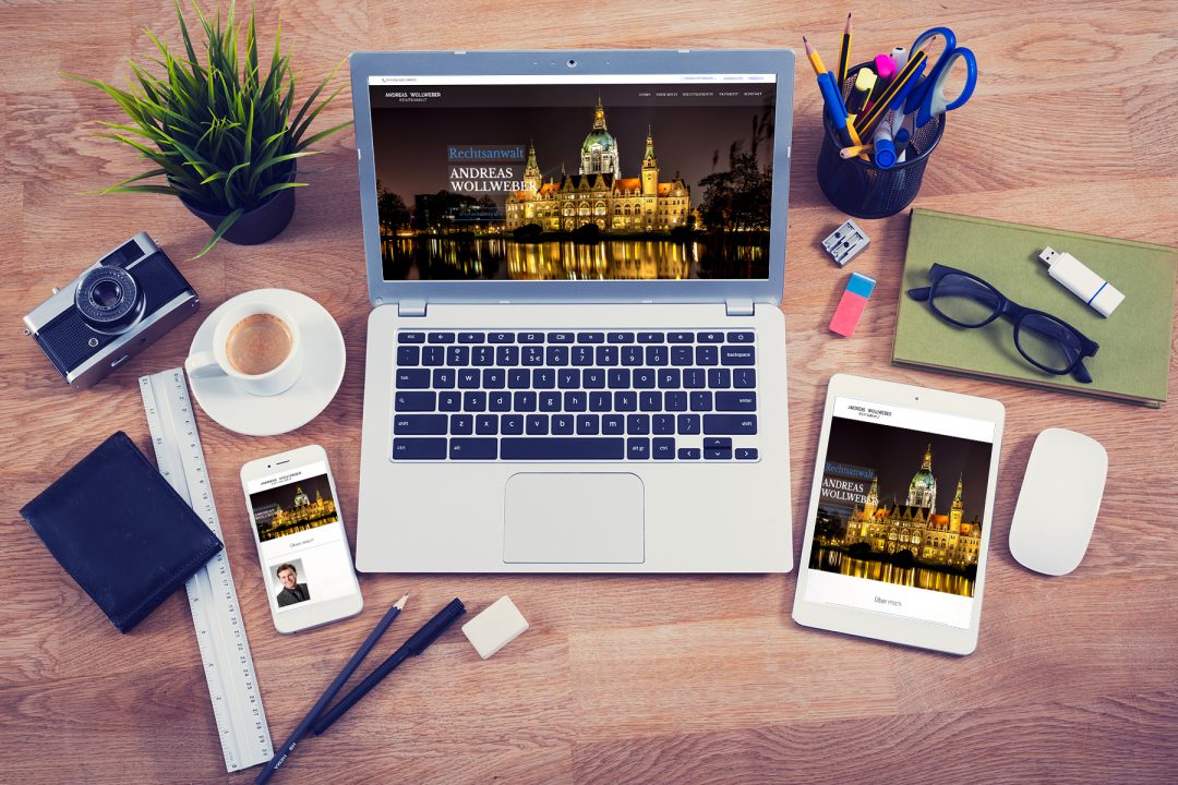 Schreibtisch mit Notebook, Tablet, Smarphone und weiteren Utensilien