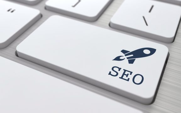 Ausschnitt einer Tastatur mit der Taste SEO