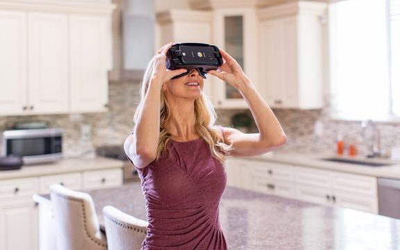 Frau mit VR Brille