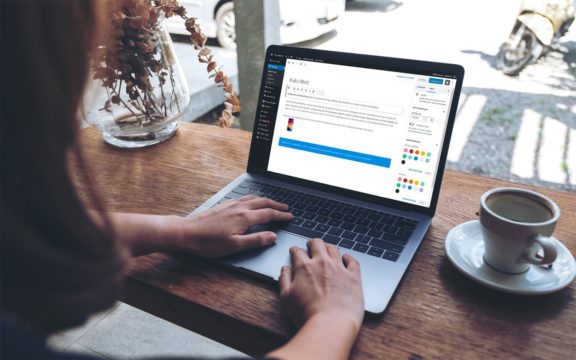 Frau in Cafe arbeitet mit Gutenberg Editor