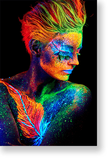 Frau mit Neon Makeup